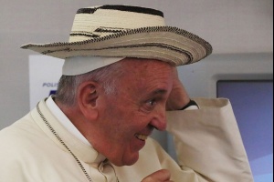 papież franciszek w samolocie do rzymu